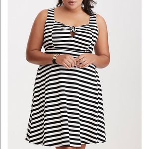 🔥😍NWOT 4X TORRID Striped Blk/White Dress